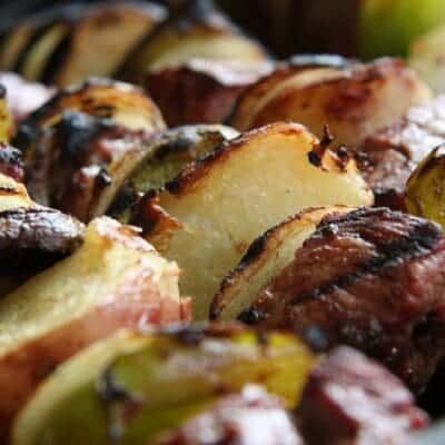 Spiedini di carne con mele e peperoni, ricette per fare gli spiedini alla griglia