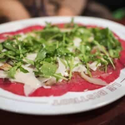 Carpaccio di manzo con Grana e rucola, ricetta facile e veloce per fare antipasto perfetto