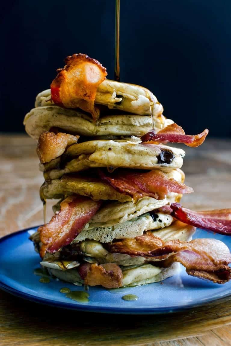 Pancake americani con bacon croccante e sciroppo d'acero. Ricetta americana