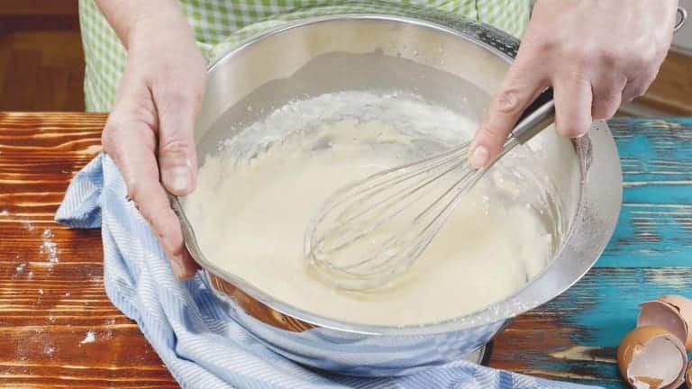 Preparazione della pastella per i pancakes americani, frittelle dolci