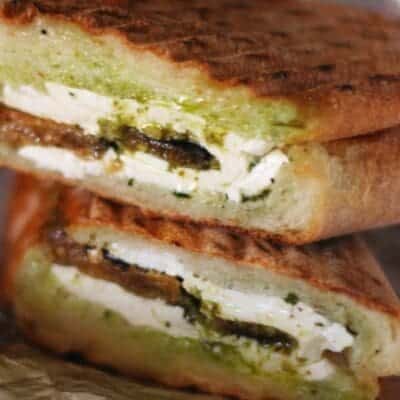 Panino grigliato con melanzane alla griglia, pesto, tapenade e mozzarella ricetta facile e veloce per fare street food