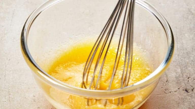 Preparazione della torta di carote mandorle e amaretti, mescolare uova zucchero