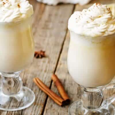 Cioccolata bianca calda in casa con panna e liquore amaretto, ricetta dolce