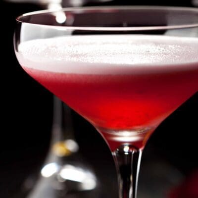 Clover Club drink recipe for making the perfect cocktail with gin, raspberry syrup, lemon juice and egg white