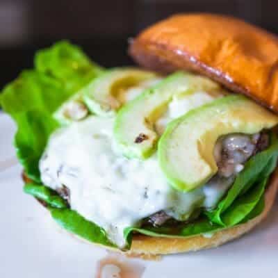 Hamburger con formaggio fuso carne e avocado, hamburger di Natale, ricetta gourmet