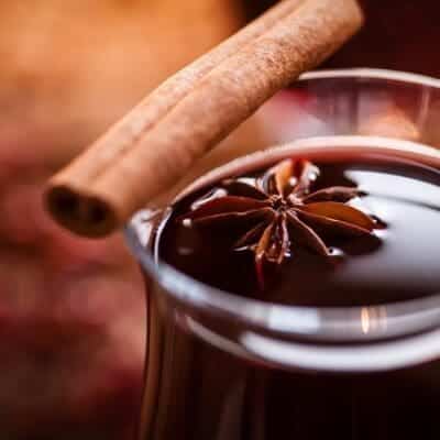 Vin brûlé ricetta originale con ingredienti e dosi, vino aromatizzato con cannella e anice