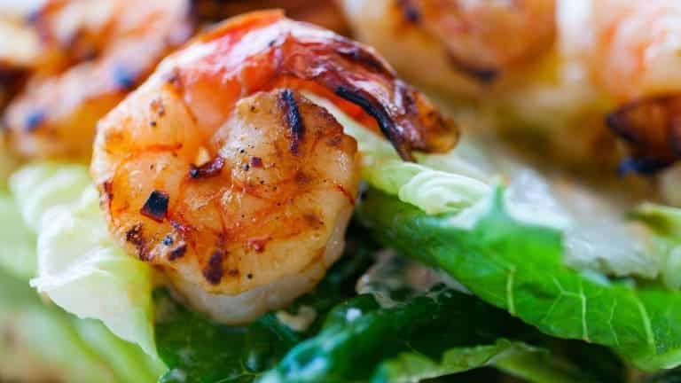 Insalata di gamberi, gamberi cotti in padella con insalata e arance, antipasto