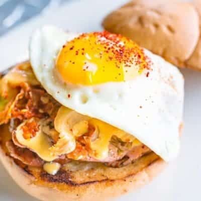 Hamburger di salmone con uovo fritto, panino di pesce, ricetta panino gourmet