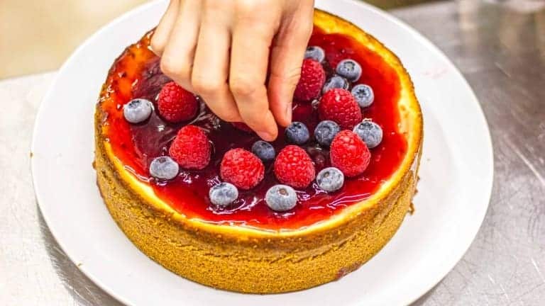 Cheesecake ai frutti di bosco, torta al formaggio con glassa al Porto, ricetta