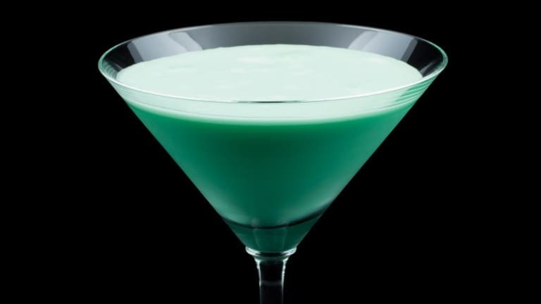 Grasshopper cocktail recipe, green cocktail with creme de menthe crème de cacao