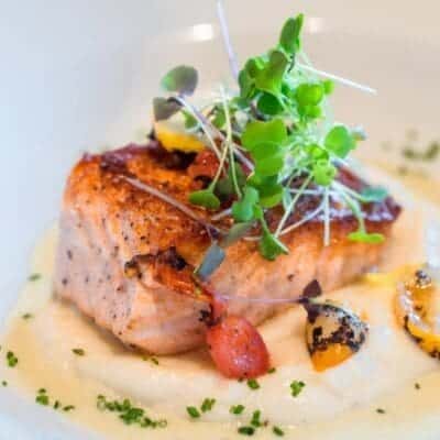 Salmone alla griglia su vellutata di cavolfiore con beurre blanc e pomodorini