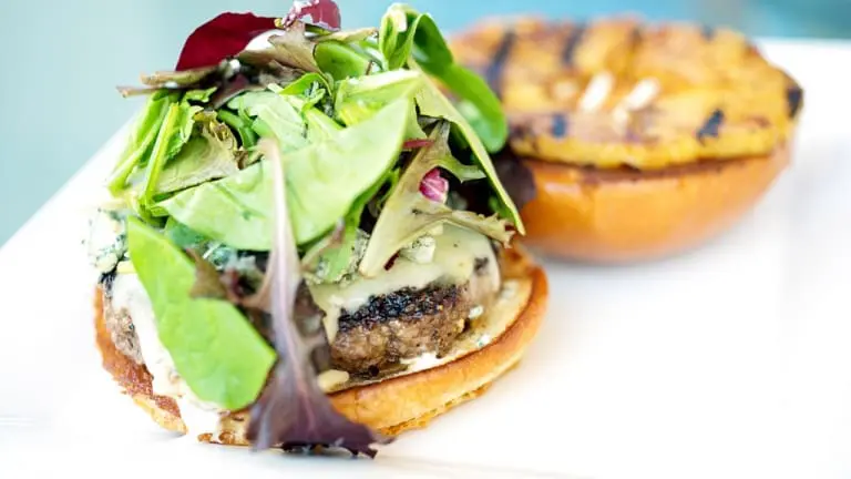 Hamburger fatto in casa con Gorgonzola e ananas: il panino più buono del mondo!