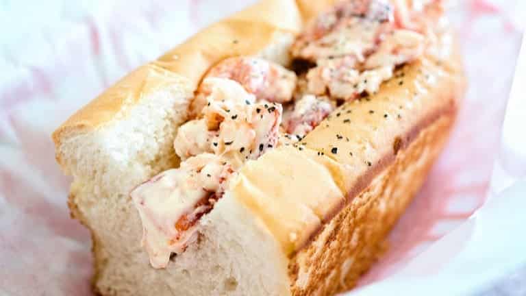 Lobster roll, cibo americano, cucina americana, panino con astice e maionese