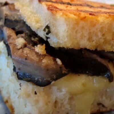 Focaccia con funghi alla griglia mozzarella fusa, aioli, panino perfetto ricetta