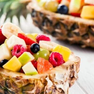 Macedonia di frutta alcolica nell'ananas, Drunken Boat cocktail, primo fruitail