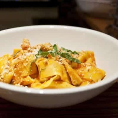 Pasta ai carciofi, ricetta vegetariana facile e veloce per fare primo piatto con carciofi e pomodoro