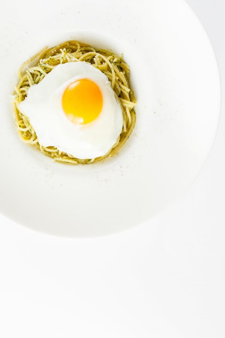Pasta al pesto con uovo fritto: il piatto del single di ferro