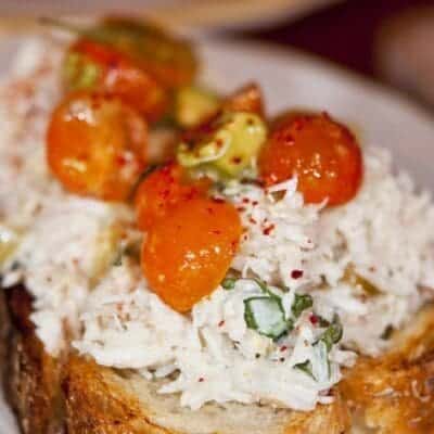 Antipasto gourmet, bruschetta con polpa di granchio, pomodorini, avocado e zenzero ricetta facile e veloce per fare finger food elegante