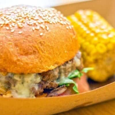 Hamburger con Gorgonzola, noci e bacon, ricetta facile e veloce per fare panino estivo