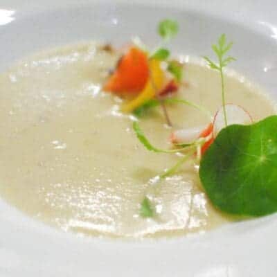 Vellutata di patate ricetta vegana leggera e senza grassi per fare piatto gourmet facile e veloce