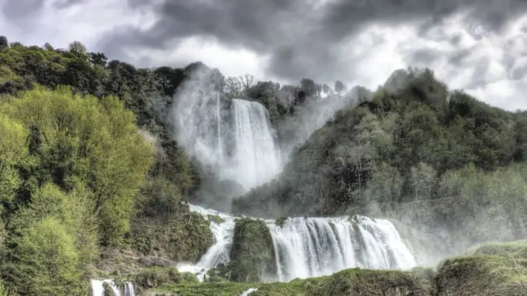Cascate delle Marmore. Notizie e itinerari nelle città d'arte umbre.