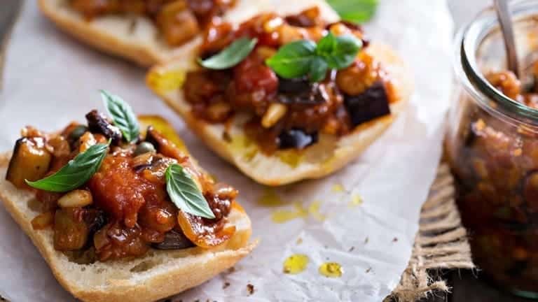 Sicilian caponata bruschetta, the perfect snack for the Martini Dry cocktail