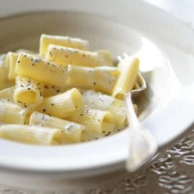 Rigatoni al Gorgonzola ricetta facile e veloce per fare primo piatto con formaggio Gorgonzola, ricetta pasta