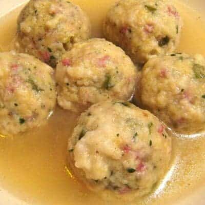 Canederli con speck e formaggio ricetta originale con ingredienti e dosi per fare gli gnocchi di pane e speck