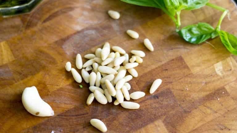 Pinoli basilico aglio zenzero, ingredienti per panino al pesto e mortadella