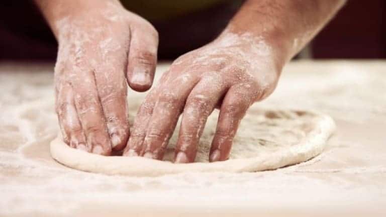 Impasto per pizza bianca con stracchino, ricetta facile e veloce