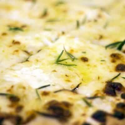 Pizza fatta in casa con stracchino rosmarino e cipolla, pizza bianca ricetta facile e veloce con ingredienti
