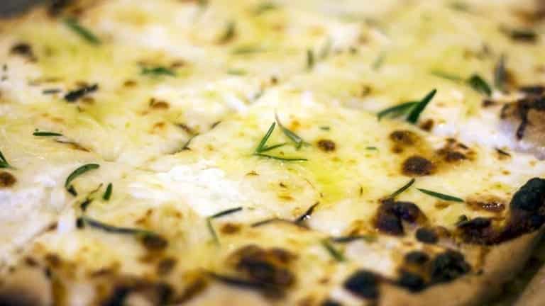 Pizza fatta in casa: come preparare la pizza alla romana con stracchino, cipolla e rosmarino