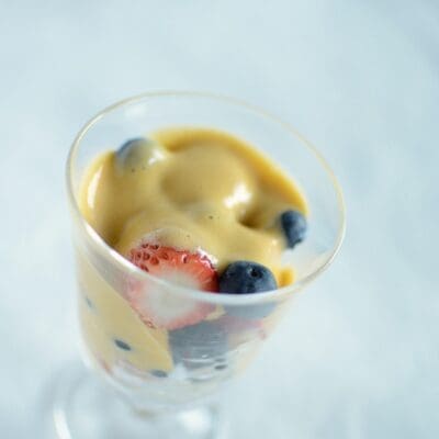 Zabaione al caffè con rum cannella e frutti di bosco, zabaione di Natale