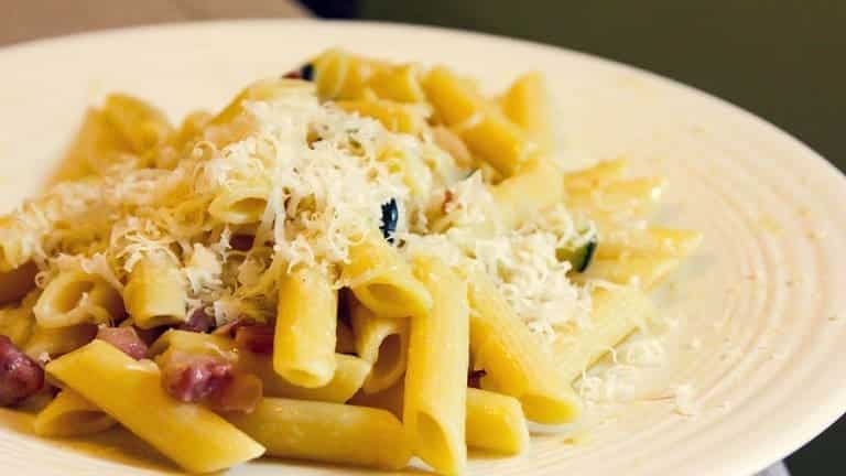 Pasta zucchine pancetta zafferano, primi piatti facili e veloci
