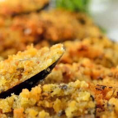 Cozze gratinate al forno ricetta facile e veloce per fare mitili con panatura croccante di pane e aglio