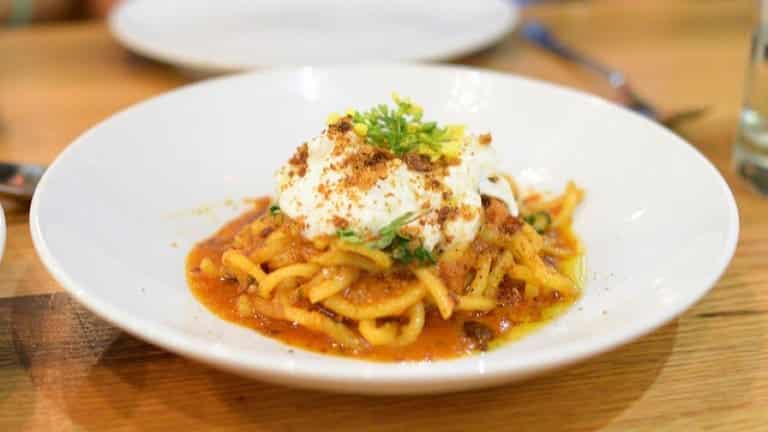Pasta con sugo piccante di nduja calabrese, pici al sugo di pomodoro e nduja