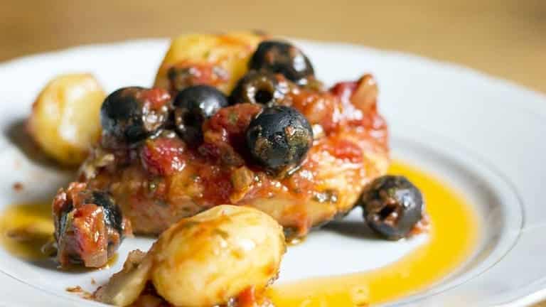 Fish recipes: how to make the salt cod stewed with tomatoes, black olives, capers and potatoes