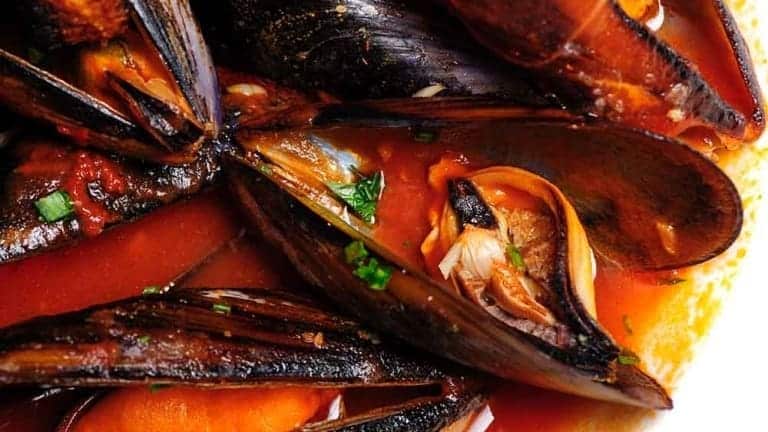 Cozze alla tarantina recipe: how to make a great mussel soup with spicy tomato sauce