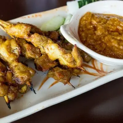 Satay di pollo ricetta originale indonesiana, con salsa piccante di arachidi