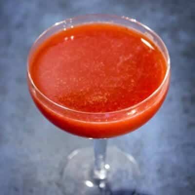 Cocktail Zazie con fragole whisky aceto balsamico di Modena angostura e Porto