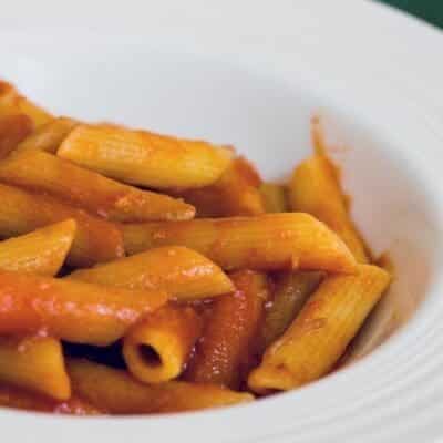 Penne al sugo di canocchie e pomodoro, primo piatto con crostacei