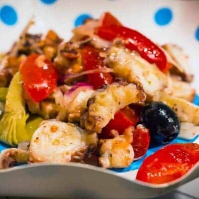 Insalata di polpo all'eoliana con pomodori e capperi, antipasti di mare facili