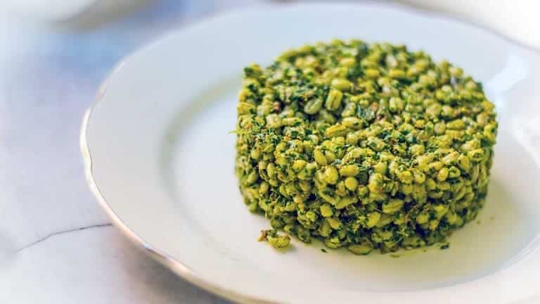 Insalata fredda di orzo con pesto di olive, ricette da picnic vegane e leggere