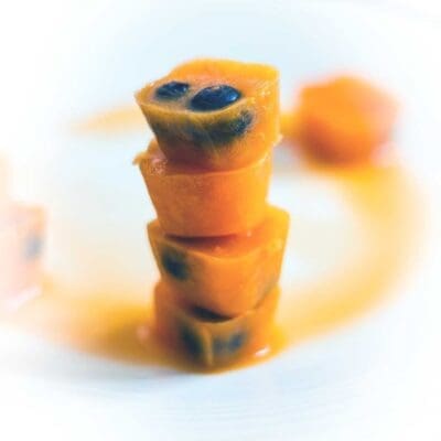 Cocktail miracoloso con succo di carota mirtilli gin e zenzero, aperitivo frozen da asporto