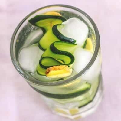 Acqua magica al cetriolo, limone e zenzero, bevanda detox per dimagrire