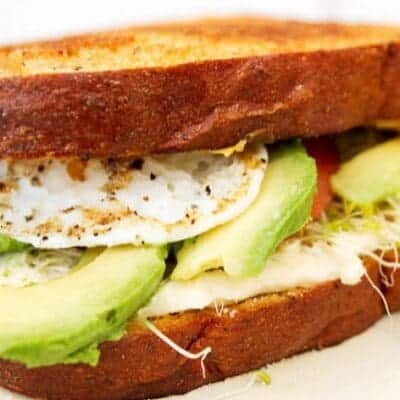 Avocado Toast ricetta facile e veloce per fare panino proteico con uova fritte, cibo per aumentare massa muscolare