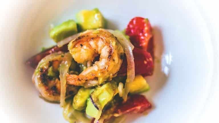 Insalata di avocado con gamberi, pomodori, cipolla rossa di Tropea, pausa pranzo