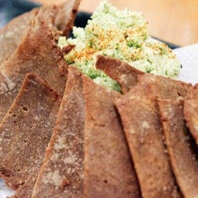 Aperitivo vegano tortillas di seitan con guacamole di avocado e fagioli edamame