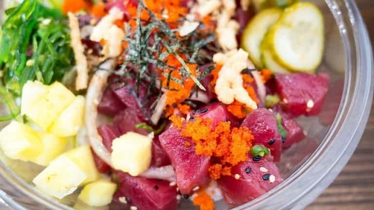 Poke di tonno crudo con avocado e cetrioli