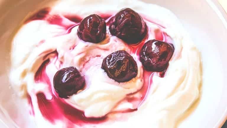 Ciliegie sotto spirito con yogurt greco, dessert light sano e leggero